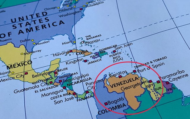 Venezuela ist etwa elfmal so groß wie Österreich und hat rund dreimal so viele Einwohner*innen.