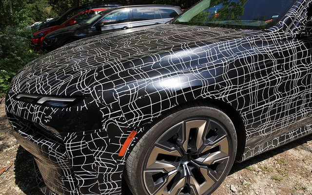 Dieses Erlkönig-Auto trägt eine gemusterte Tarnfolie, damit die Konkurrenz möglichst wenig über den Prototyp herausfindet.