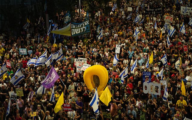 Tausende Menschen demonstrieren in Israel für ein Ende des Kriegs im Gazastreifen und die Freilassung der Geiseln.