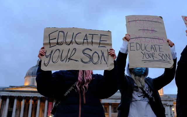 Weltweit protestieren Menschen dafür, dass Burschen dazu erzogen werden sollen, Frauen zu respektieren.