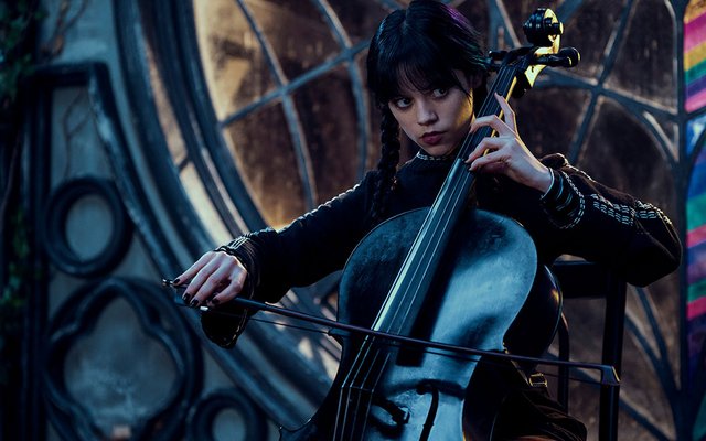 Jenna Ortega als Wednesday Addams mit ihrem Cello. Wednesday besucht die Nevermore Academy, eine Schule für außergewöhnliche Jugendliche.