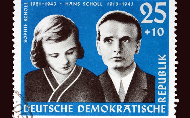 Diese Briefmarke aus Deutschland zeigt die Geschwister Sophie und Hans Scholl.