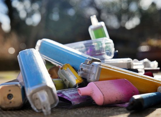 Vapes: Bunt und ungesund