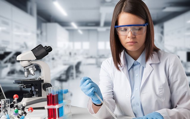 Eine Wissenschaftlerin bei der Arbeit – Frauen leisten heute Großes in der Forschung.