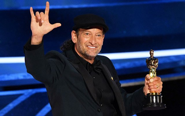 Der gehörlose Schauspieler Troy Kotsur gewinnt den Oscar als bester Nebendarsteller.