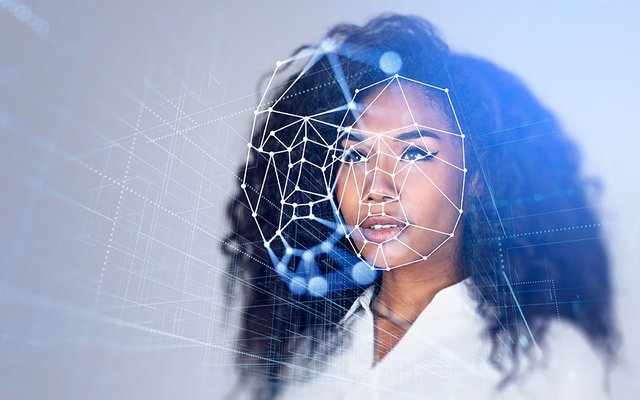 Gesichtserkennungs-KI erkennt Menschen mit dunklerer Haut oft schlechter, weil sie hauptsächlich mit weißen Gesichtern trainiert wurde.