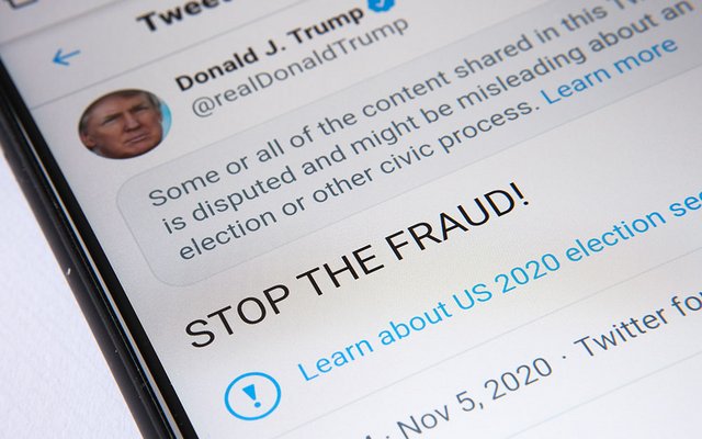 „Stoppt den Betrug“ schrieb Donald Trump immer wieder auf Twitter und behauptete, dass die US-Präsidentschaftswahl 2020 gefälscht worden sei. Anfang 2021 wurde sein Twitter-Profil gesperrt.