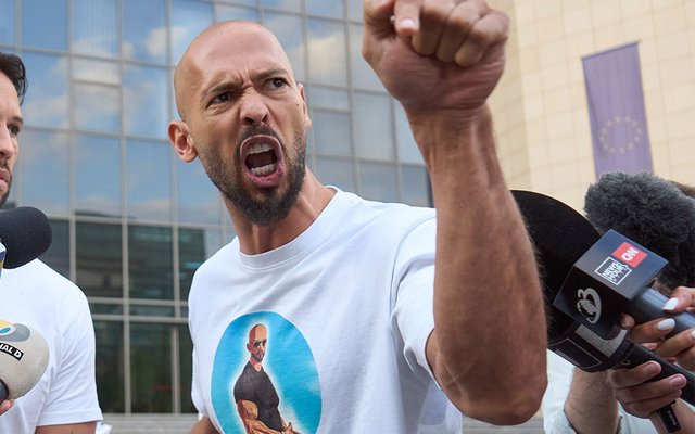 Andrew Tate spricht vor dem Gericht in Bukarest mit den Medien. Die Polizei ermittelt gegen ihn wegen Menschenhandel und sexuellem Missbrauch.