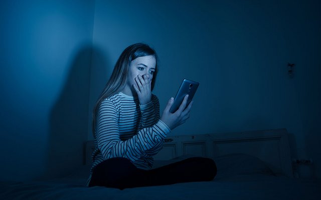 Was als harmloser Chat beginnt, kann mit Forderungen und Drohungen enden.