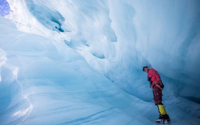 Andrea Fischer wurde 1973 in Tirol geboren und erforscht Gletscher. Für ihre Forschung wurde sie 2023 zur „Wissenschaftlerin des Jahres“ ernannt.