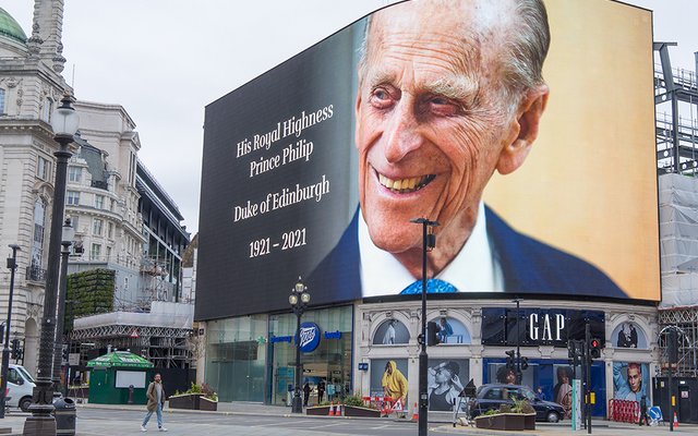 Am Piccadilly Circus, einer Straßenkreuzung in London, zeigt ein riesiger Bildschirm ein Bild des verstorbenen Prinz Philip.