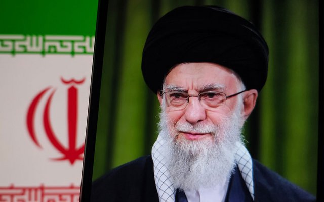 Ali Chamenei wird bei einem Luftangriff auf seine Residenz in Teheran getötet.