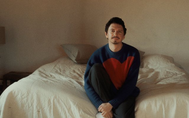 Julian le Play ist ein österreichischer Pop-Sänger, dessen Songtexte von den Höhen und Tiefen des Lebens erzählen.