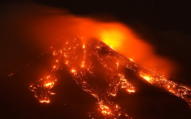 Der Ätna ist mit rund 3352 Metern über dem Meeresspiegel der höchste aktive Vulkan Europas. Er liegt auf der italienischen Insel Sizilien. Seit Wochen ist der Ätna sehr aktiv und spuckt Asche und Lava.