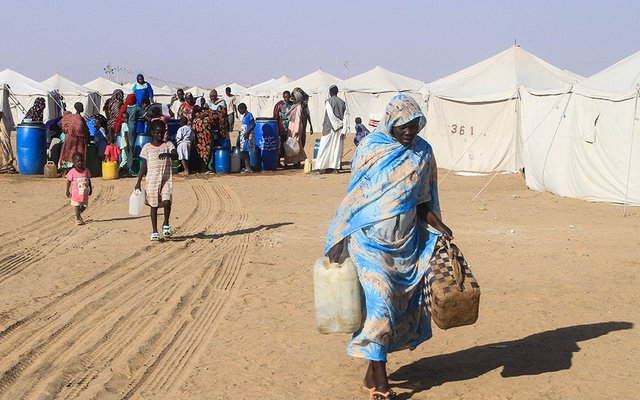 Seit mehr als zwei Jahren herrscht Krieg im Sudan – rund 14 Millionen Menschen sind innerhalb des Landes auf der Flucht und müssen in Lagern leben.
