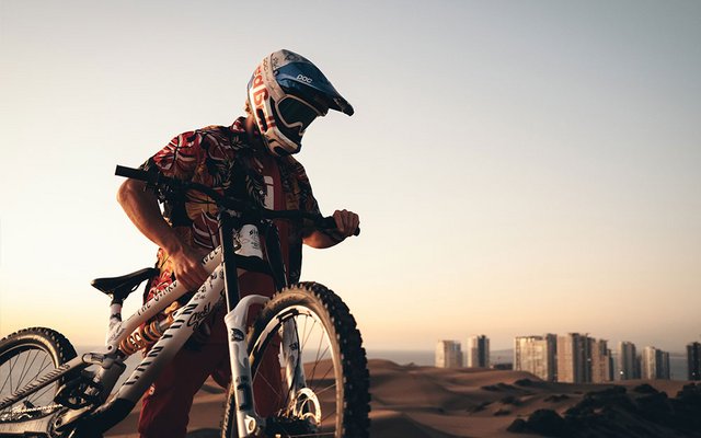 Fabio Wibmer ist hier mit seinem Bike in Chile unterwegs.